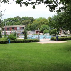 Blick über die Liegewiese im neuen Parkbad. Im Hintergrund ist das neue Gebäude zu sehen.