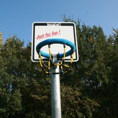 Blick auf den Basketballkorb auf dem Spielplatz "Linsenberg"