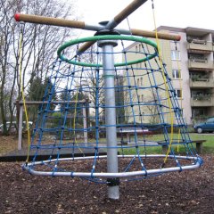 Blick auf das Kletterrondell auf dem Spielplatz "Breslauer Straße"