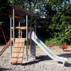 Blick auf den neuen Kletterturm mit Rutsche auf dem Spielplatz "Robert-Schuman-Ring".