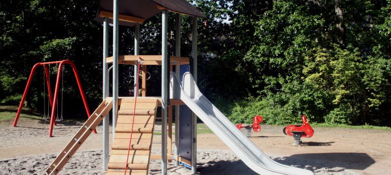 Blick auf den neuen Kletterturm mit Rutsche auf dem Spielplatz "Robert-Schuman-Ring".