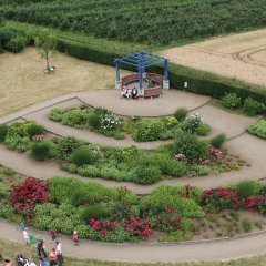 Luftbild mit Blick auf das Aussichtspavillon im Ziegeleipark. Im vordergrund sind die angelegten Blumenbeete zu sehen
