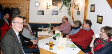 Bündnis Barrierefreies Kriftel Bild eines Treffens der Mitglieder. Im Vordergrund ist der Erste Beigeordnete Jirasek zu sehen.