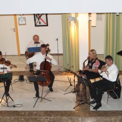 Mehrere musizierende Leute bei einem Konzert im Rathaus