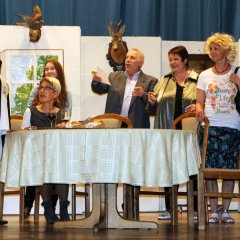 Eine Schauspielgruppe auf einer Bühne bei der Aufführung des Erdbeerkommödchens