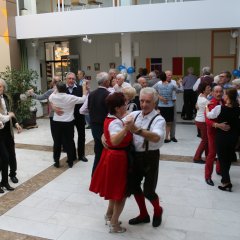 In Pärchen tanzende Senioren im Saal des Rathauses beim Tanztee