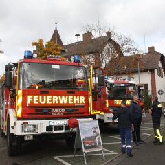 Zwei Einsatzfahrzeuge vor dem Gebäude der Feuerwehr beim Tag der offenen Tür