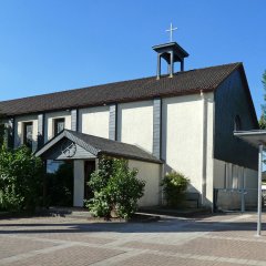 Das Gebäude der Auferstehungskirche vom Vorplatz aus bei Sonnenschein