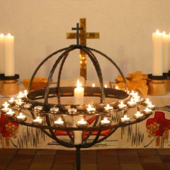 Ein Ring aus Kerzen in der Kirche