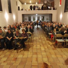 Bestuhlter und besetzter Kirchenraum beim Gottesdienst
