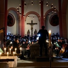 Ein Orchester in St. Vitus bei Kerzenlicht
