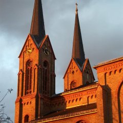 Die zwei Kirchtürme von St. Vitus im roten Licht des Sonnenuntergangs