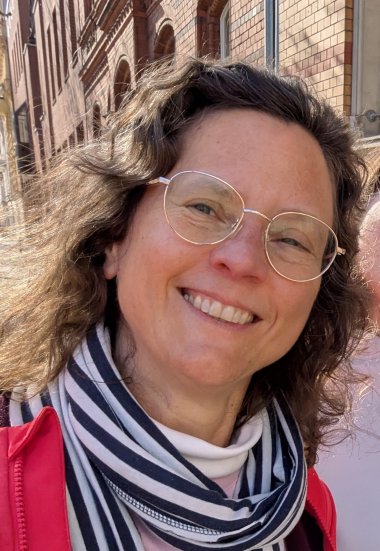 Ein Porträt von Nicole Angelov.