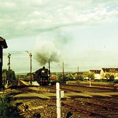 Bild des alten Krifteler Bahnhofs mit Dampflock