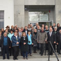 Gruppenbild vor dem Rathaus in Pilawa Gorna
