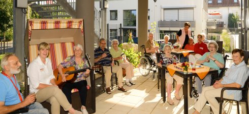 Bewohner des Kursana-Domizil beim spielen und singen