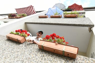 Ein Mieter schaut vom Balkon.