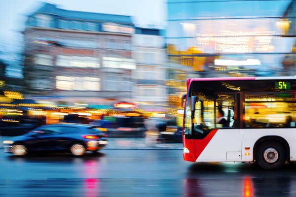 bus in city traffic in motion blur Bild mit Bus und PKW im Straßenverkehr
