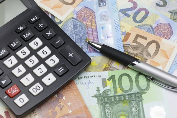 Euroscheine mit Stift und Taschenrechner Euroscheine mit Stift und Taschenrechner