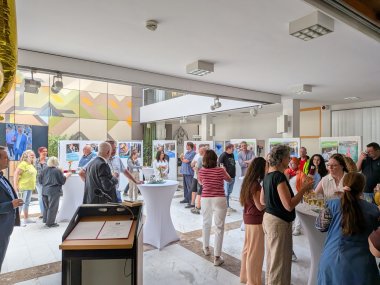 Das geschmückte Foyer.