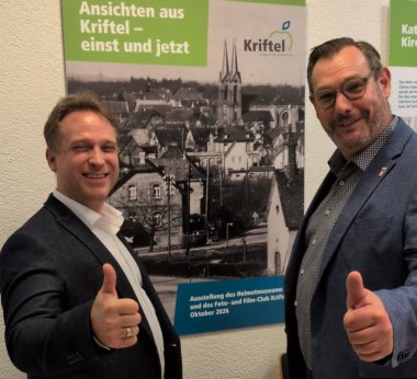Seitz und Mohr vor einem Plakat.