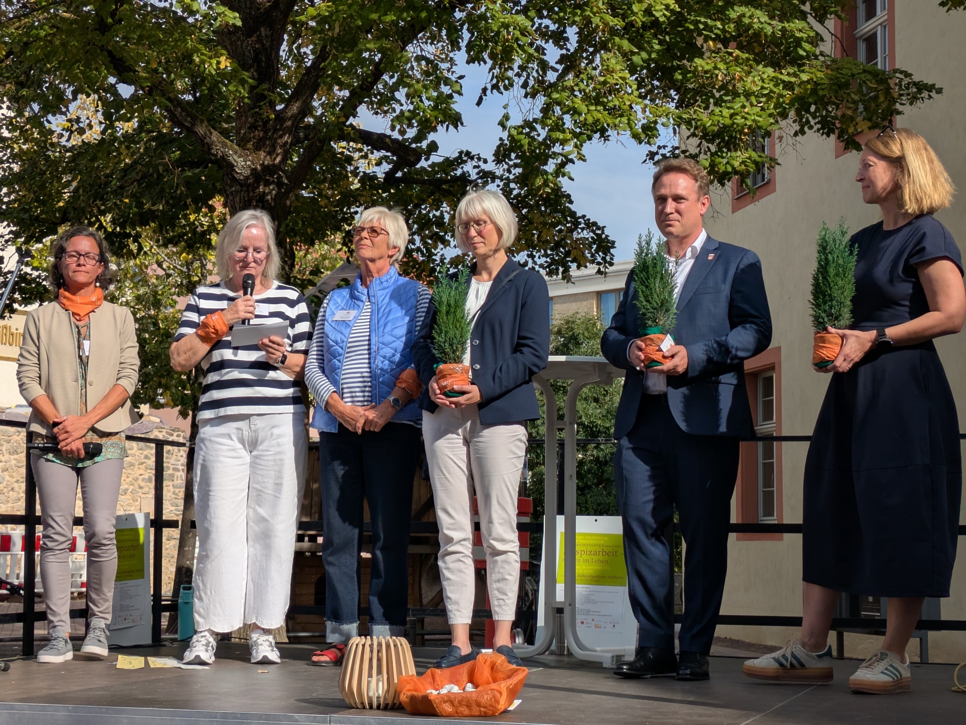 Martin Mohr mit Bonsaibaum auf der Bühne.