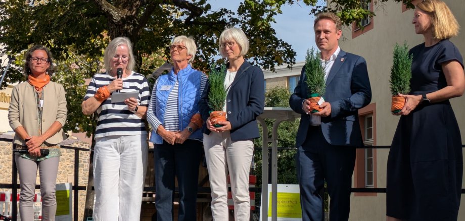 Martin Mohr mit Bonsaibaum auf der Bühne.