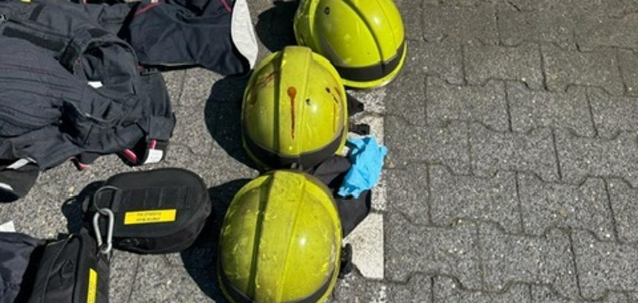 Dekontaminierte Helme und Ausrüstung.