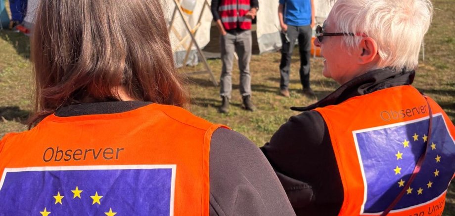Zwei Kriftelerinnen vom DRK mit Warnwesten.