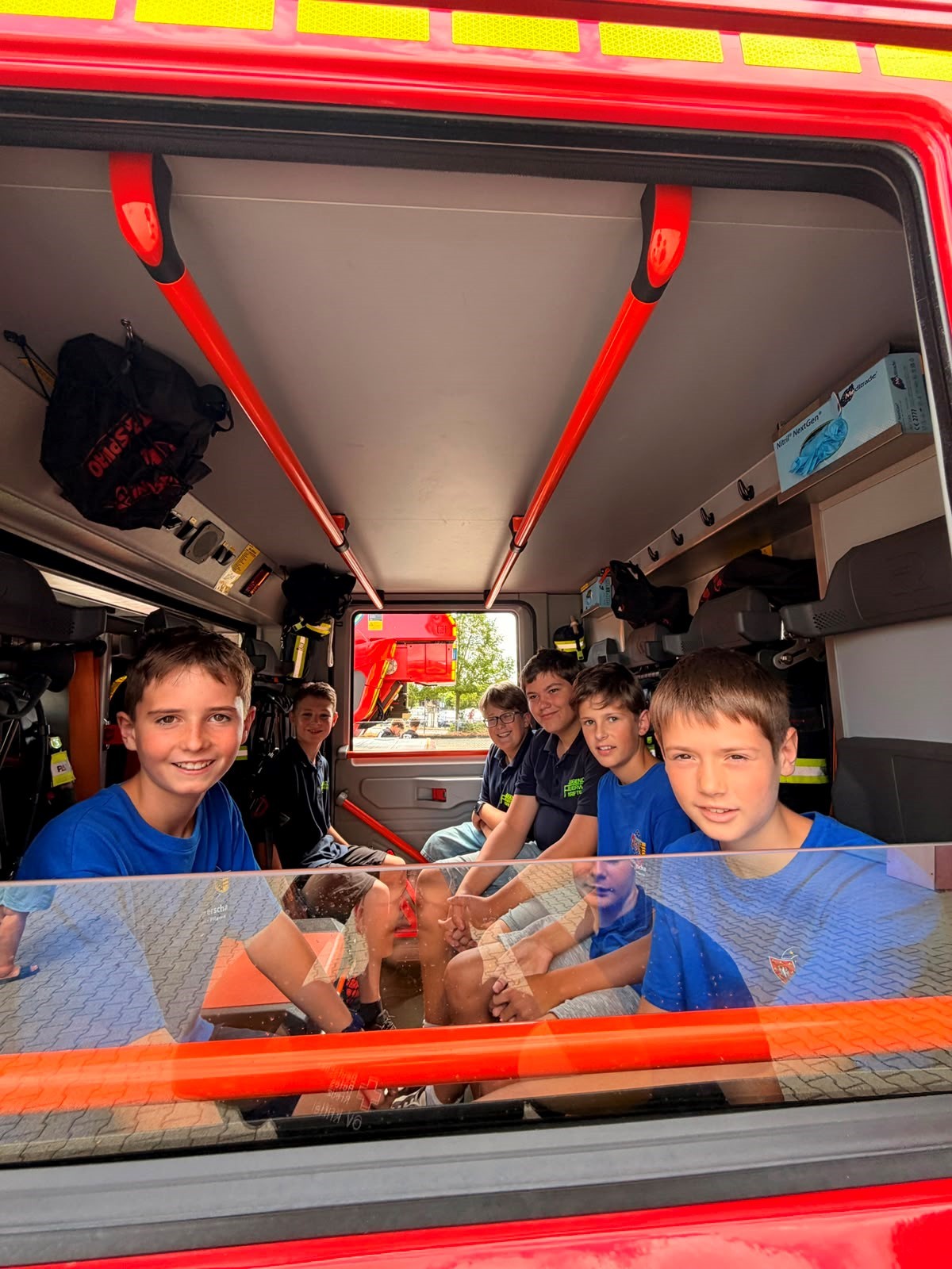 Kinder im Einsatzwagen.