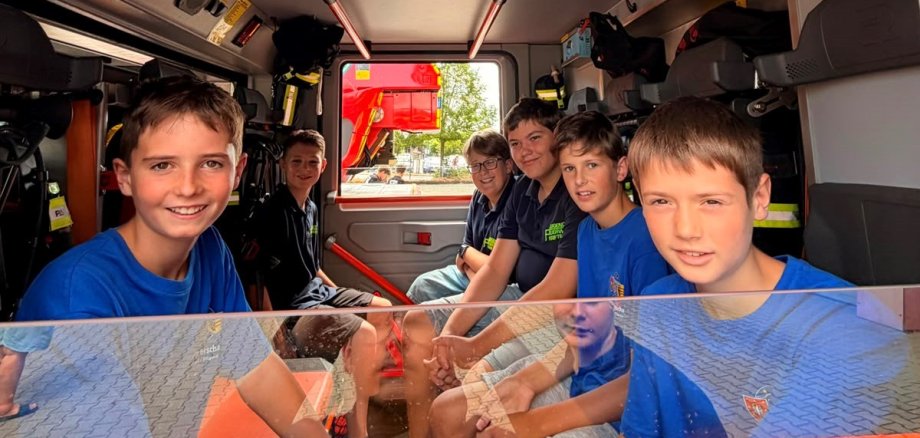 Kinder im Einsatzwagen.