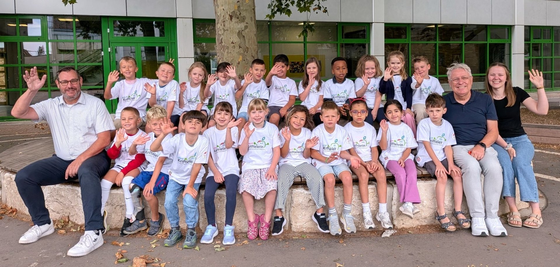 Das Gruppenfoto mit T-Shirts und Bürgermeister.