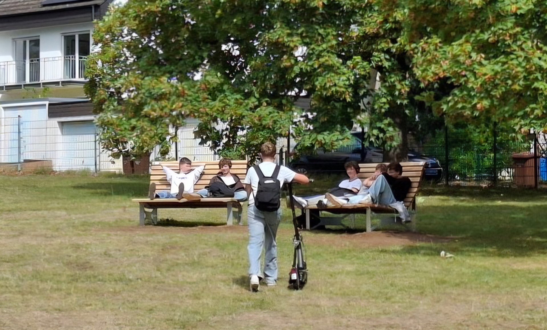 Schüler auf den Liegen.