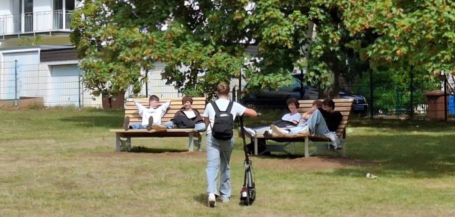 Schüler auf den Liegen.