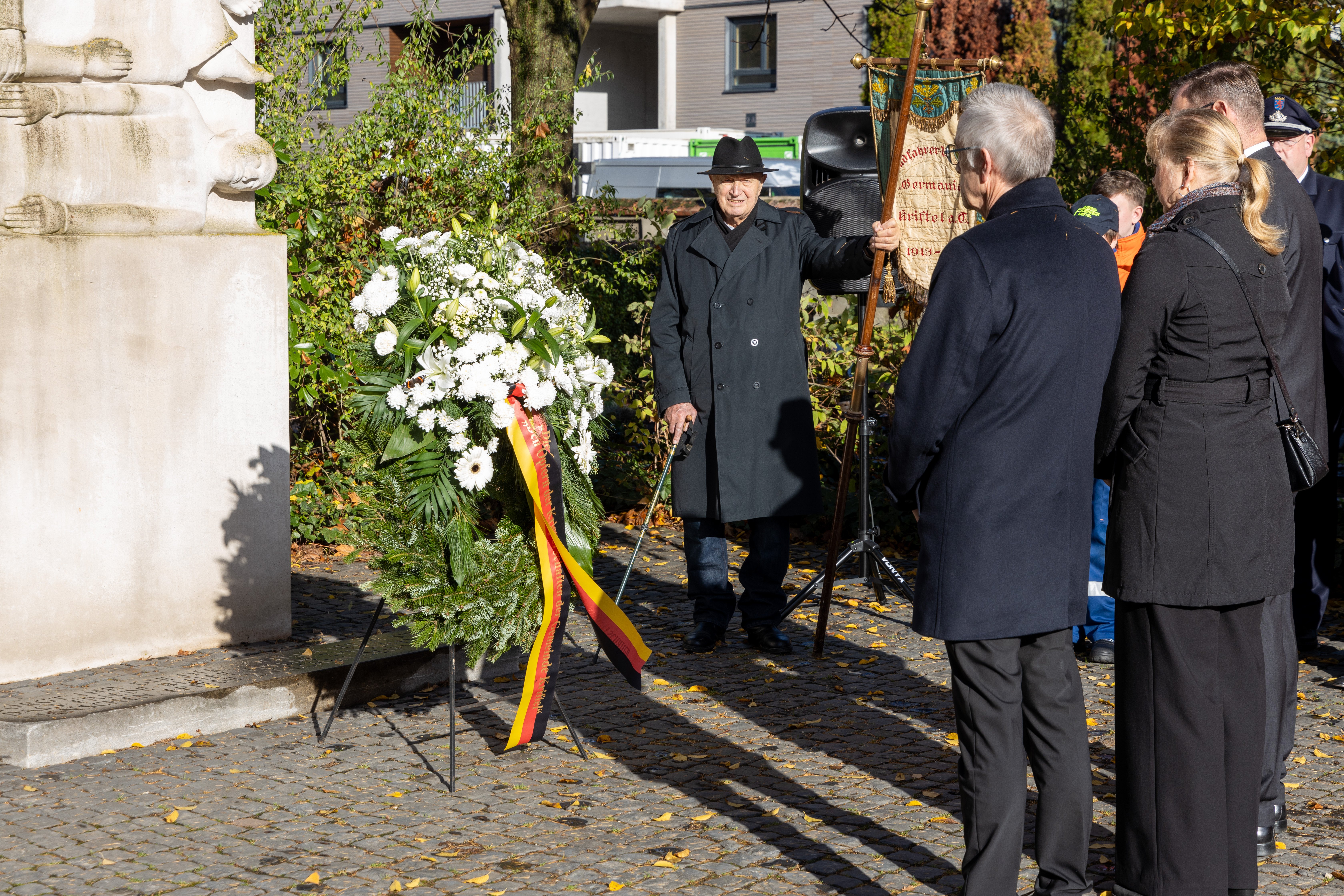 Der Kranz vor dem Kriegerdenkmal.