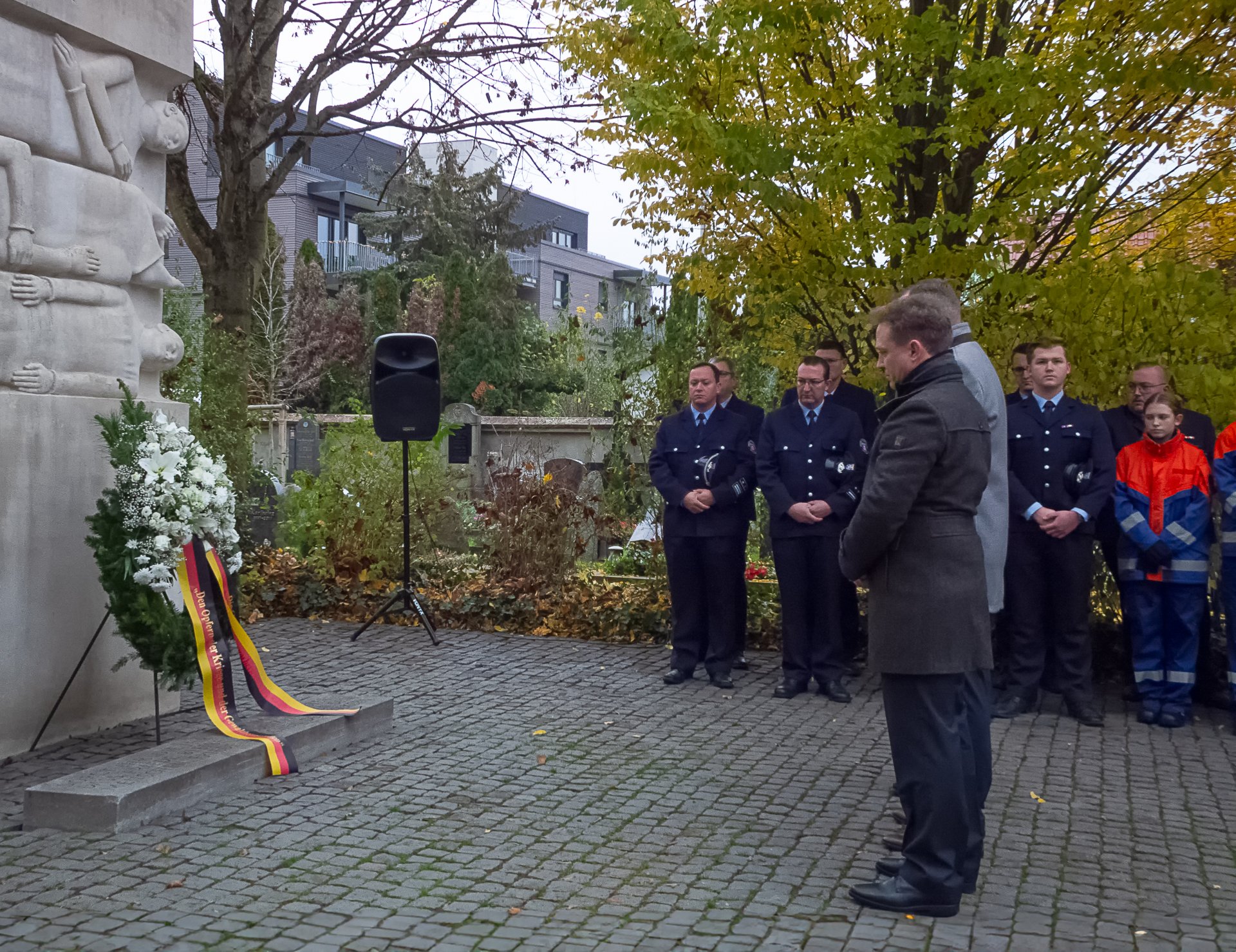 Seitz und Mohr vor dem Kranz am Ehrenmal.