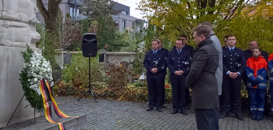 Seitz und Mohr vor dem Kranz am Ehrenmal.