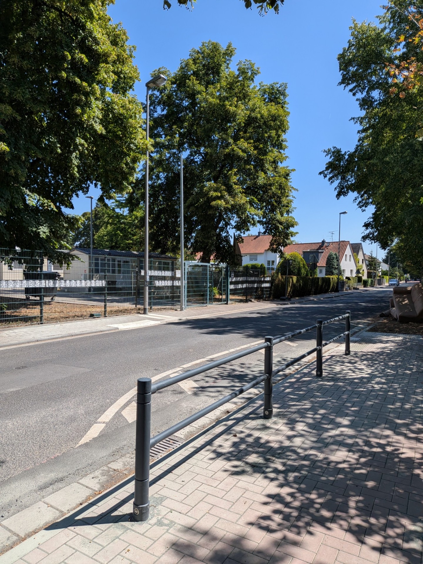 Das Drängelgitter am neuen Übergang.