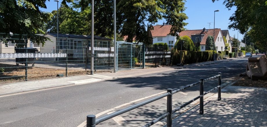 Das Drängelgitter am neuen Übergang.
