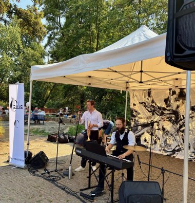 Die Combo macht Musik.
