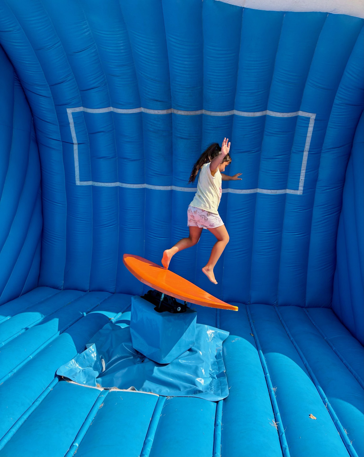 Elena (7) auf dem Surfsimulator.