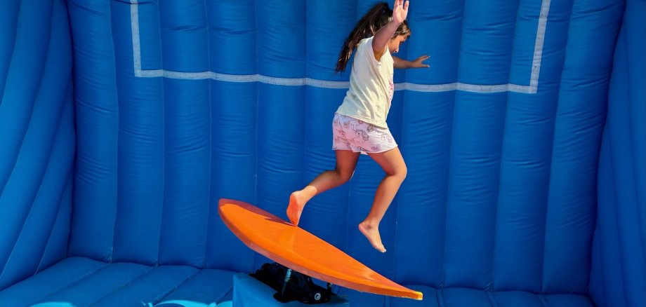 Elena (7) auf dem Surfsimulator.