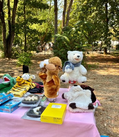 Handpuppen an einem Flohmarktstand.