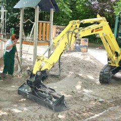 Bagger beim Sandaustausch auf dem Spielplatz "Berliner Platz"