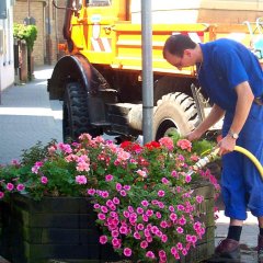 Der Außendienst beim Wässern der Blumenkübel.