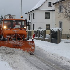 Der Winterdienst im Einsatz bei der Straßenräumung.