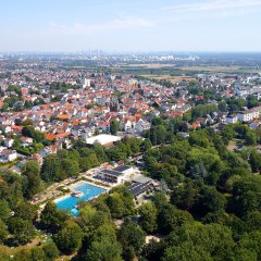 Kriftel aus der Vogelperspektive: Das Parkbad und das Grün des Freizeitparks im Sommer.