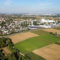Kriftel aus der Vogelperspektive: Die weiten Felder des Hochfelds und der Rand des Gewerbegebiets.