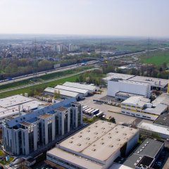 Kriftel aus der Vogelperspektive: Das Gewerbegebiet und die Autobahn im Hintergrund.