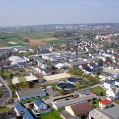 Kriftel aus der Vogelperspektive: Die Kläranlage des Industriegebiets ist zu sehen.